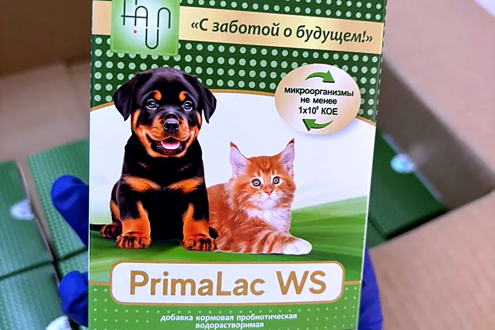 Упаковка PrimaLac WS в руках оператора над транспортным коробом
