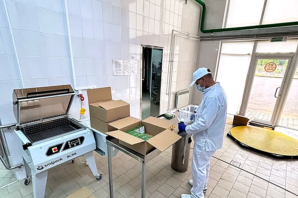 Оператор укладывает упаковки PrimaLac WS в транспортный короб